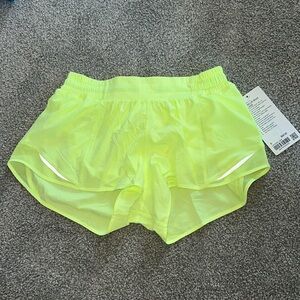 Lululemon hotty hot LR Short 2.5 lined shorts